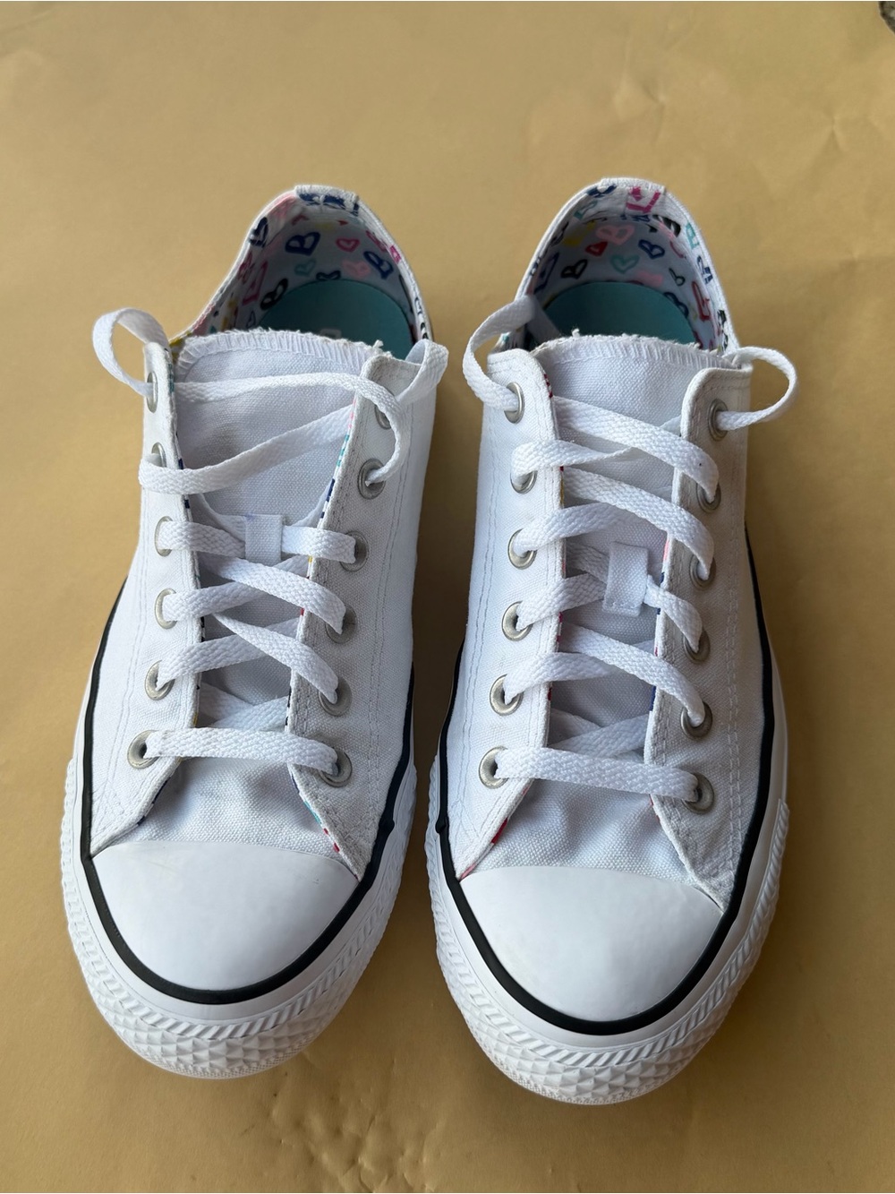 Converse Chuck Taylor All Star Low Top – White with Colorful Hearts Lining Sz 10